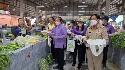 ทน.แม่สอด ร่วมกิจกรรมรณรงค์ใช้ถุงผ้าแทนถุงพลาสติก