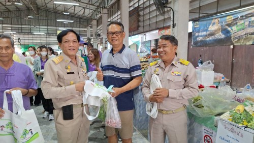 ทน.แม่สอด ร่วมกิจกรรมรณรงค์ใช้ถุงผ้าแทนถุงพลาสติก