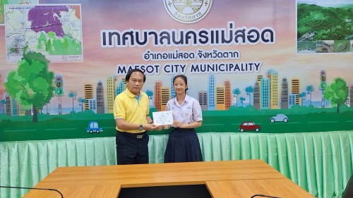 เทศบาลนครแม่สอด มอบใบประกาศเกียรติบัตร ผู้ผ่านการฝึกประสบการณ์ ด้านการแพทย์และสาธารณสุข คลินิกชุมชนอบอุ่นเทศบาลนครแม่สอด