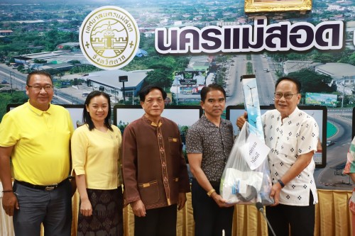 เทศบาลนครแม่สอด จัดประชุมโครงการอาหารพื้นเมืองท้องถิ่นเทศบาลนครแม่สอด ประจำปี 2567 เมื่อวันพฤหัสบดี ที่ 21 มีนาคม 2567 เวลา 13.00 น. ณ ห้องประชุมโกเมน (ชั้น 3) เทศบาลนครแม่สอด อำเภอแม่สอด จังหวัดตาก ว่าที่ร้อยตรี ประเสริฐ ปวงละคร นายกเทศมนตรีนครแม่สอด มอบ