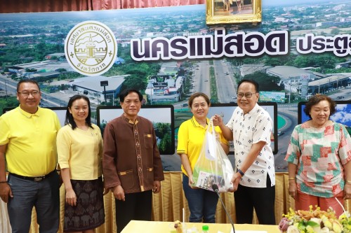 เทศบาลนครแม่สอด จัดประชุมโครงการอาหารพื้นเมืองท้องถิ่นเทศบาลนครแม่สอด ประจำปี 2567 เมื่อวันพฤหัสบดี ที่ 21 มีนาคม 2567 เวลา 13.00 น. ณ ห้องประชุมโกเมน (ชั้น 3) เทศบาลนครแม่สอด อำเภอแม่สอด จังหวัดตาก ว่าที่ร้อยตรี ประเสริฐ ปวงละคร นายกเทศมนตรีนครแม่สอด มอบ