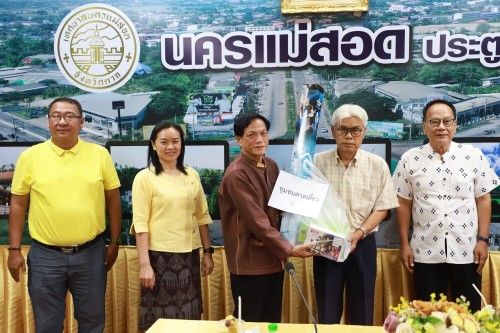 เทศบาลนครแม่สอด จัดประชุมโครงการอาหารพื้นเมืองท้องถิ่นเทศบาลนครแม่สอด ประจำปี 2567 เมื่อวันพฤหัสบดี ที่ 21 มีนาคม 2567 เวลา 13.00 น. ณ ห้องประชุมโกเมน (ชั้น 3) เทศบาลนครแม่สอด อำเภอแม่สอด จังหวัดตาก ว่าที่ร้อยตรี ประเสริฐ ปวงละคร นายกเทศมนตรีนครแม่สอด มอบ