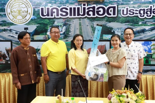 เทศบาลนครแม่สอด จัดประชุมโครงการอาหารพื้นเมืองท้องถิ่นเทศบาลนครแม่สอด ประจำปี 2567 เมื่อวันพฤหัสบดี ที่ 21 มีนาคม 2567 เวลา 13.00 น. ณ ห้องประชุมโกเมน (ชั้น 3) เทศบาลนครแม่สอด อำเภอแม่สอด จังหวัดตาก ว่าที่ร้อยตรี ประเสริฐ ปวงละคร นายกเทศมนตรีนครแม่สอด มอบ