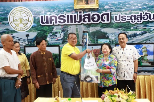 เทศบาลนครแม่สอด จัดประชุมโครงการอาหารพื้นเมืองท้องถิ่นเทศบาลนครแม่สอด ประจำปี 2567 เมื่อวันพฤหัสบดี ที่ 21 มีนาคม 2567 เวลา 13.00 น. ณ ห้องประชุมโกเมน (ชั้น 3) เทศบาลนครแม่สอด อำเภอแม่สอด จังหวัดตาก ว่าที่ร้อยตรี ประเสริฐ ปวงละคร นายกเทศมนตรีนครแม่สอด มอบ