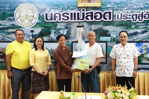 เทศบาลนครแม่สอด จัดประชุมโครงการอาหารพื้นเมืองท้องถิ่นเทศบาลนครแม่สอด ประจำปี 2567 เมื่อวันพฤหัสบดี ที่ 21 มีนาคม 2567 เวลา 13.00 น. ณ ห้องประชุมโกเมน (ชั้น 3) เทศบาลนครแม่สอด อำเภอแม่สอด จังหวัดตาก ว่าที่ร้อยตรี ประเสริฐ ปวงละคร นายกเทศมนตรีนครแม่สอด มอบ