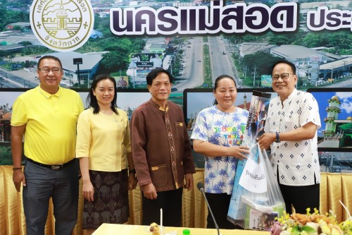 เทศบาลนครแม่สอด จัดประชุมโครงการอาหารพื้นเมืองท้องถิ่นเทศบาลนครแม่สอด ประจำปี 2567 เมื่อวันพฤหัสบดี ที่ 21 มีนาคม 2567 เวลา 13.00 น. ณ ห้องประชุมโกเมน (ชั้น 3) เทศบาลนครแม่สอด อำเภอแม่สอด จังหวัดตาก ว่าที่ร้อยตรี ประเสริฐ ปวงละคร นายกเทศมนตรีนครแม่สอด มอบ