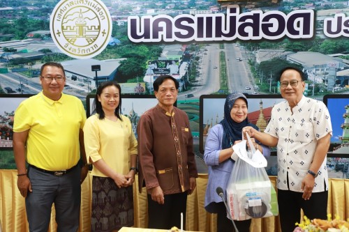 เทศบาลนครแม่สอด จัดประชุมโครงการอาหารพื้นเมืองท้องถิ่นเทศบาลนครแม่สอด ประจำปี 2567 เมื่อวันพฤหัสบดี ที่ 21 มีนาคม 2567 เวลา 13.00 น. ณ ห้องประชุมโกเมน (ชั้น 3) เทศบาลนครแม่สอด อำเภอแม่สอด จังหวัดตาก ว่าที่ร้อยตรี ประเสริฐ ปวงละคร นายกเทศมนตรีนครแม่สอด มอบ