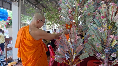 เทศบาลนครแม่สอด เข้าร่วมพิธีทำบุญทอดผ้าป่าสามัคคีชุมชนร่วมใจ