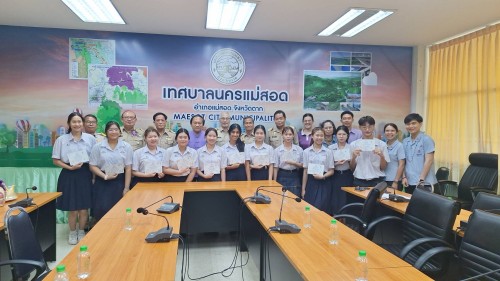 ทน.แม่สอด มอบใบประกาศเกียรติบัตร ผู้ผ่านการฝึกประสบการณ์ ด้านการแพทย์และสาธารณสุข คลินิกชุมชนอบอุ่นเทศบาลนครแม่สอด