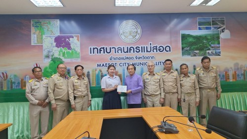 ทน.แม่สอด มอบใบประกาศเกียรติบัตร ผู้ผ่านการฝึกประสบการณ์ ด้านการแพทย์และสาธารณสุข คลินิกชุมชนอบอุ่นเทศบาลนครแม่สอด