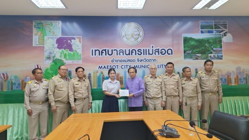 ทน.แม่สอด มอบใบประกาศเกียรติบัตร ผู้ผ่านการฝึกประสบการณ์ ด้านการแพทย์และสาธารณสุข คลินิกชุมชนอบอุ่นเทศบาลนครแม่สอด