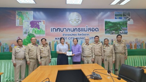 ทน.แม่สอด มอบใบประกาศเกียรติบัตร ผู้ผ่านการฝึกประสบการณ์ ด้านการแพทย์และสาธารณสุข คลินิกชุมชนอบอุ่นเทศบาลนครแม่สอด