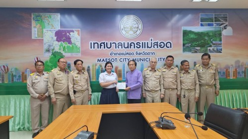 ทน.แม่สอด มอบใบประกาศเกียรติบัตร ผู้ผ่านการฝึกประสบการณ์ ด้านการแพทย์และสาธารณสุข คลินิกชุมชนอบอุ่นเทศบาลนครแม่สอด