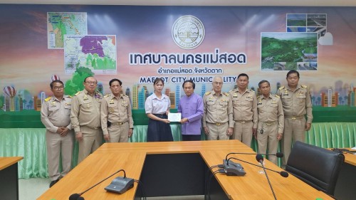 ทน.แม่สอด มอบใบประกาศเกียรติบัตร ผู้ผ่านการฝึกประสบการณ์ ด้านการแพทย์และสาธารณสุข คลินิกชุมชนอบอุ่นเทศบาลนครแม่สอด