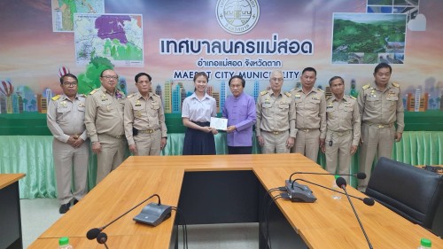 ทน.แม่สอด มอบใบประกาศเกียรติบัตร ผู้ผ่านการฝึกประสบการณ์ ด้านการแพทย์และสาธารณสุข คลินิกชุมชนอบอุ่นเทศบาลนครแม่สอด