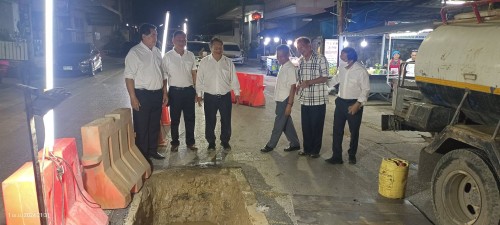 เทศบาลนครแม่สอด ลงพื้นที่ติดตามความคืบหน้าโครงการก่อสร้าง ระบบจำหน่ายไฟฟ้าเป็นเคเบิลใต้ดิน บริเวณถนนประสาทวิถี