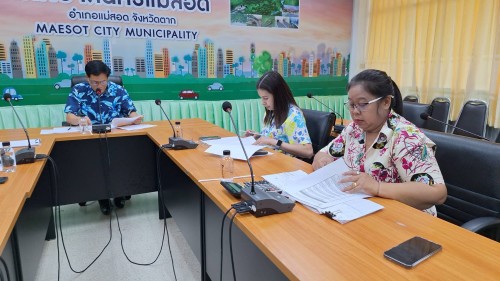 ทน.แม่สอด จัดประชุมพิจารณาเลื่อนเงินเดือนของพนักงานครูเทศบาล และบุคลากรทางการศึกษา ลูกจ้างประจำ (ภารโรง) ครั้งที่ 1 ประจำปี 2567 