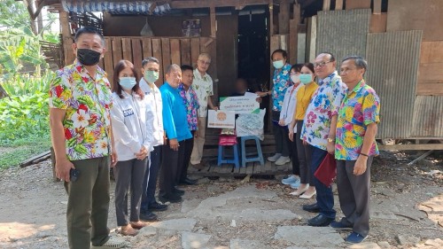 ทน.แม่สอด ลงพื้นที่เยี่ยมบ้านและมอบสิ่งของอุปโภคบริโภคให้แก่ผู้สูงอายุและผู้ยากไร้ จำนวน 5 ราย