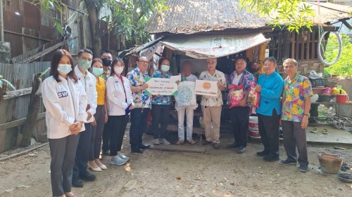 ทน.แม่สอด ลงพื้นที่เยี่ยมบ้านและมอบสิ่งของอุปโภคบริโภคให้แก่ผู้สูงอายุและผู้ยากไร้ จำนวน 5 ราย