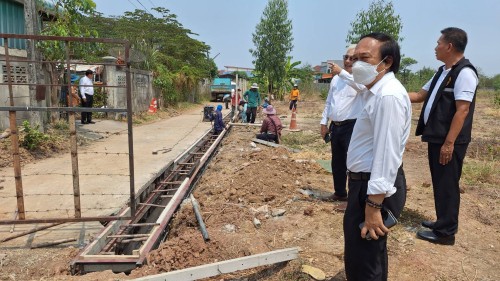เทศบาลนครแม่สอด ลงพื้นที่ติดตามความคืบหน้าการก่อสร้างรางระบายน้ำ ชุมชนประชารักษ์