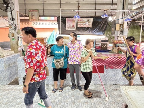 เทศบาลนครแม่สอด ลงพื้นที่ดำเนินการฉีดล้างทำความสะอาดตลาดสดบ้านเหนือ และตลาดสดชุมชนประชารักษ์	