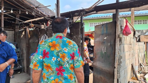 ทน.แม่สอด ลงพื้นที่เยี่ยมบ้านและมอบสิ่งของอุปโภคบริโภคให้ผู้ประสบภัยจากพายุฤดูร้อน