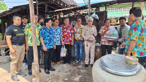 ทน.แม่สอด ลงพื้นที่เยี่ยมบ้านและมอบสิ่งของอุปโภคบริโภคให้ผู้ประสบภัยจากพายุฤดูร้อน