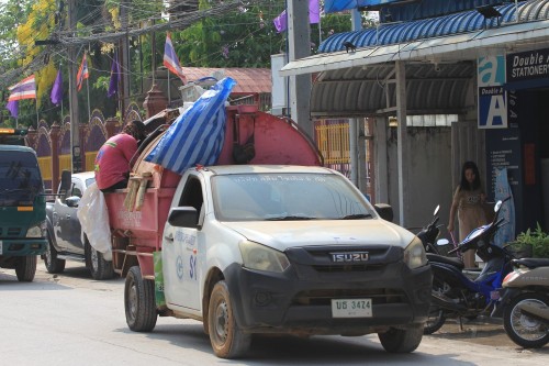 เทศบาลนครแม่สอด ดำเนินการทำความสะอาดหลังเทศกาลสงกรานต์