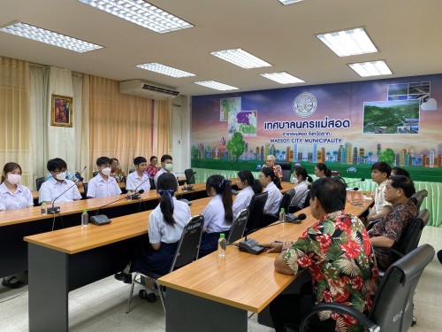 ทน.แม่สอด มอบใบประกาศเกียรติบัตร ผู้ผ่านการฝึกประสบการณ์ ด้านการแพทย์และสาธารณสุข คลินิกชุมชนอบอุ่นเทศบาลนครแม่สอด