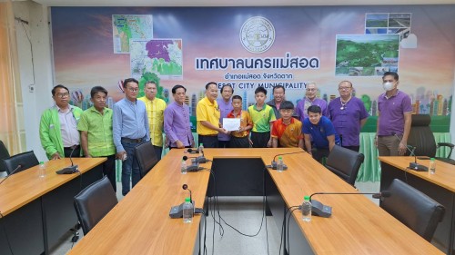 เทศบาลนครแม่สอด ร่วมแสดงความยินดีกับนักกีฬาชกมวย ที่ได้รับรางวัลเหรียญทองการแข่งขันมวยสากลยุวชนแห่งประเทศไทย 2567