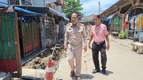 ทน.แม่สอด ลงพื้นที่ติดตามความเรียบร้อยการก่อสร้างรางระบายน้ำ