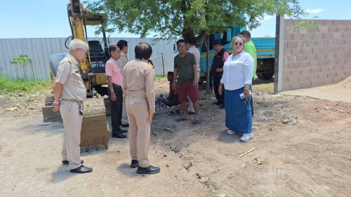 ทน.แม่สอด ลงพื้นที่ติดตามความเรียบร้อยการก่อสร้างรางระบายน้ำ