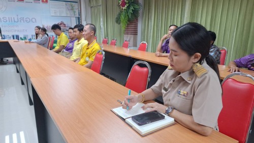 เทศบาลนครแม่สอด ประชุมหารือแนวทางการลอกท่อระบายน้ำ ถนนประสาทวิถี เพื่อป้องกันน้ำท่วมในช่วงฤดูฝน