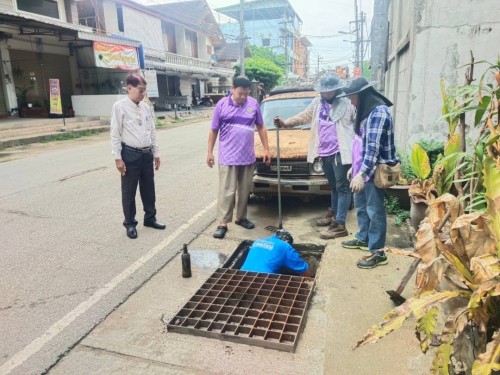 ทน.แม่สอด ลงพื้นที่ดำเนินการดูดโคลนและขุดลอกท่อระบายน้ำ ในเขตพื้นที่เทศบาลนครแม่สอด
