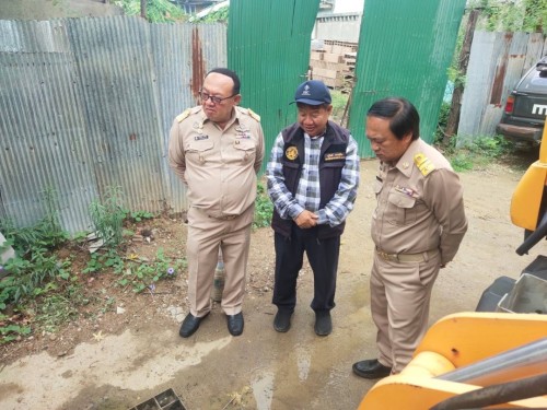 ทน.แม่สอด ลงพื้นที่ดำเนินการดูดโคลนและขุดลอกท่อระบายน้ำ ในเขตพื้นที่เทศบาลนครแม่สอด