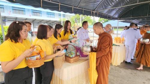 เทศบาลนครแม่สอด เข้าร่วมทำบุญตักบาตรถวายเป็นพระราชกุศล เนื่องในโอกาสวันเฉลิมพระชนมพรรษาสมเด็จพระนางเจ้าฯ พระบรมราชินี