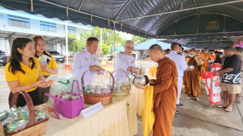 เทศบาลนครแม่สอด เข้าร่วมทำบุญตักบาตรถวายเป็นพระราชกุศล เนื่องในโอกาสวันเฉลิมพระชนมพรรษาสมเด็จพระนางเจ้าฯ พระบรมราชินี