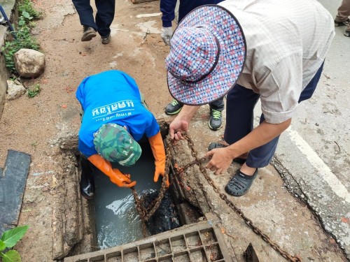 ทน.แม่สอด ลงพื้นที่ดำเนินการดูดโคลนและขุดลอกท่อระบายน้ำในเขตพื้นที่เทศบาลนครแม่สอด