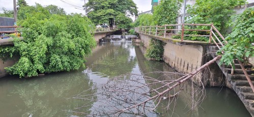 เทศบาลนครแม่สอด ลงพื้นที่สำรวจลำห้วยและขุดลอกท่อระบายน้ำเตรียมความพร้อมรองรับฤดูฝน