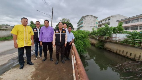 เทศบาลนครแม่สอด ลงพื้นที่สำรวจลำห้วยและขุดลอกท่อระบายน้ำเตรียมความพร้อมรองรับฤดูฝน