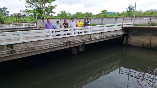 เทศบาลนครแม่สอด ลงพื้นที่สำรวจลำห้วยและขุดลอกท่อระบายน้ำเตรียมความพร้อมรองรับฤดูฝน