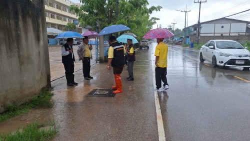 ทน.แม่สอด ลงพื้นที่เร่งแก้ไขและติดตามสถานการณ์น้ำในเขตเทศบาลนครแม่สอด