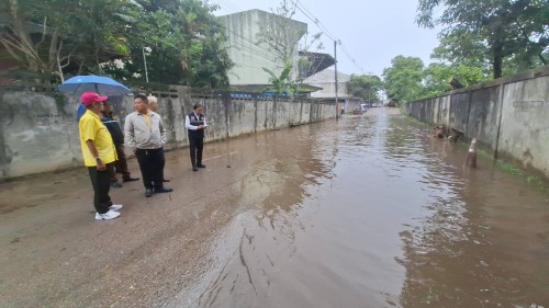 ทน.แม่สอด ลงพื้นที่เร่งแก้ไขและติดตามสถานการณ์น้ำในเขตเทศบาลนครแม่สอด