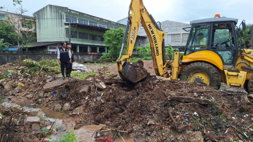 ทน.แม่สอด ลงพื้นที่เร่งแก้ไขและติดตามสถานการณ์น้ำในเขตเทศบาลนครแม่สอด