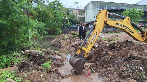 ทน.แม่สอด ลงพื้นที่เร่งแก้ไขและติดตามสถานการณ์น้ำในเขตเทศบาลนครแม่สอด
