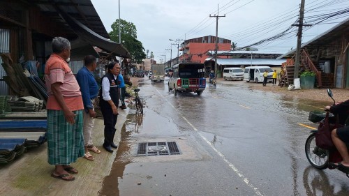 ทน.แม่สอด ลงพื้นที่เร่งแก้ไขและติดตามสถานการณ์น้ำในเขตเทศบาลนครแม่สอด