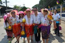 ประธานรัฐสภา (นายสมศักดิ์ เกียรติสุรนนท์)เปิดขบวนแห่สงกรานต์เทศบาลนครแม่สอด 