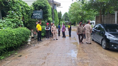 เทศบาลนครแม่สอด ลงพื้นที่ติดตามการเตรียมการก่อสร้างถนนและสำรวจพื้นที่ขุดลอกท่อระบายน้ำในเขตเทศบาลนครแม่สอด