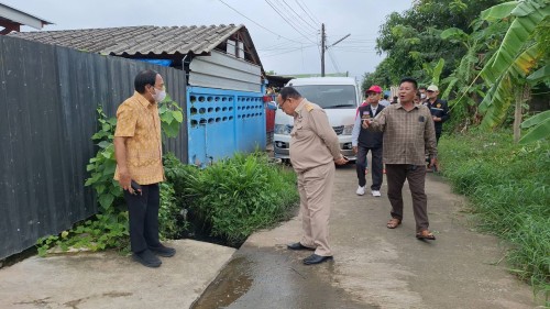เทศบาลนครแม่สอด ลงพื้นที่ติดตามการเตรียมการก่อสร้างถนนและสำรวจพื้นที่ขุดลอกท่อระบายน้ำในเขตเทศบาลนครแม่สอด