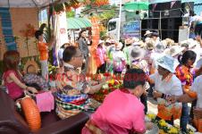 ประธานรัฐสภา (นายสมศักดิ์ เกียรติสุรนนท์)เปิดขบวนแห่สงกรานต์เทศบาลนครแม่สอด 